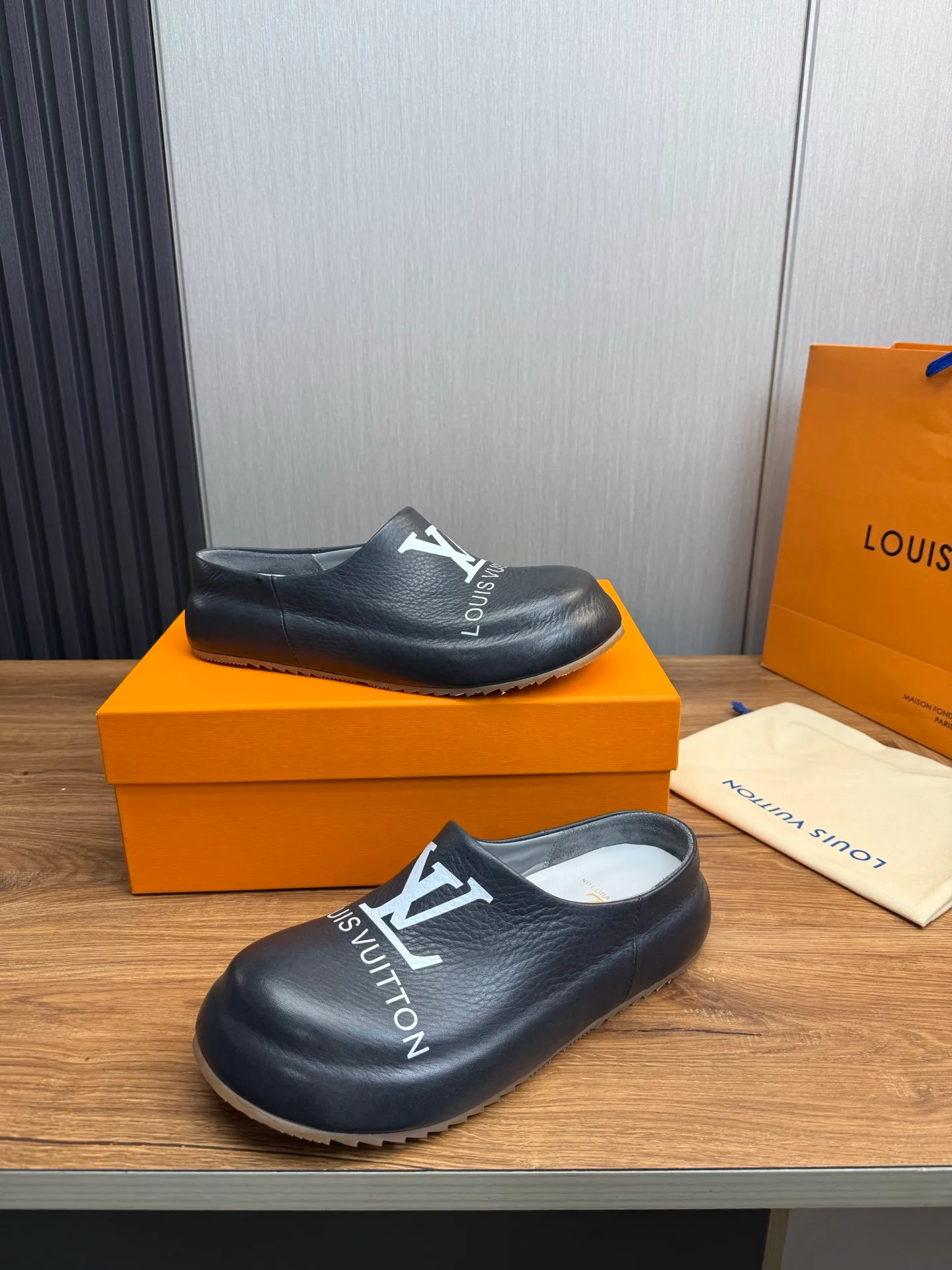 Men's shoes 💰480💰 Lv men's slippers 🩴38-45 size 45 46 🉑️Customized! Full leather slippers: cowhide on the outside, sheepskin on the inside ✅Original outsole⬆️